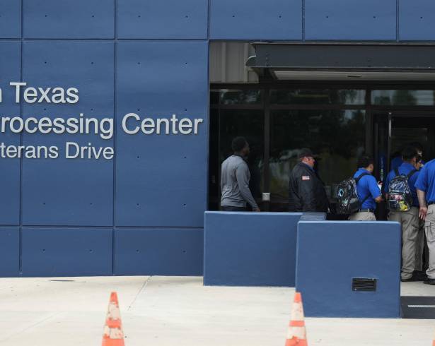 Personas permanecen frente al Centro de Procesamiento de ICE del Sur de Texas, en Pearsall, Texas, donde se encuentra recluido Wilber Rafael Garcés Pérez, un venezolano que recibió un disparo de un agente de ICE.