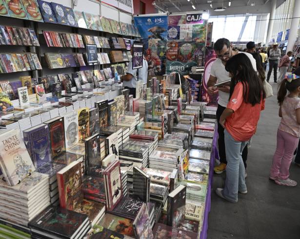 Saltillenses reportan que compraron menos libros este año en la FIL Coahuila