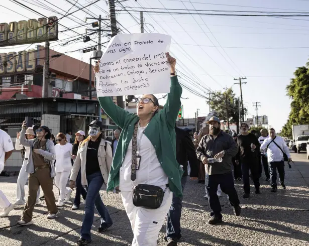 Tras el rechazo al aumento salarial de 6.8% en una consulta sindical, trabajadores del Seguro Social advierten que mantendrán las movilizaciones hasta que haya nuevos representantes.