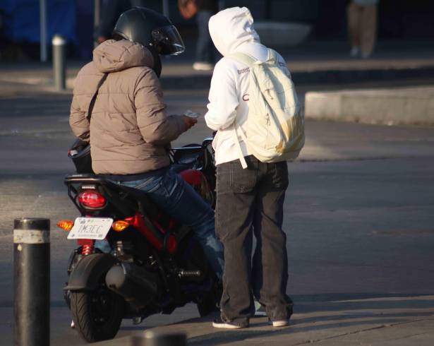 20 de diciembre del 2025. El servicio de transporte de motocicletas por aplicación está en auge en la Ciudad de México y la Zona Metropolitana del Valle de México, pues usuarios lo consideran una opción ágil para sortear el tráfico y más barato, pese a los riesgos que conlleva.