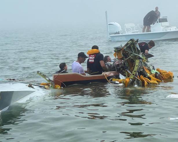 En esta imagen proporcionada por Sky Decker Jr., autoridades y voluntarios acuden en ayuda tras el choque de un avión de la Marina mexicana cerca de Galveston, Texas, el lunes 22 de diciembre de 2025.