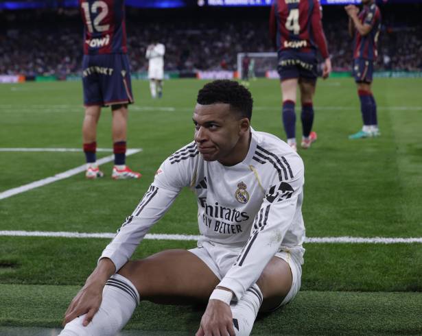 Kylian Mbappé marcó de penal en la victoria del Real Madrid ante el Levante, un partido que se jugó en medio de silbidos y abucheos en el Santiago Bernabéu.