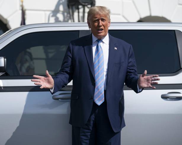 Donald Trump habla del camión eléctrico Endurance en Washington el 28 de septiembre del 2020. La orden del presidente indica que elimina “el mandato de comprar vehículos eléctricos”