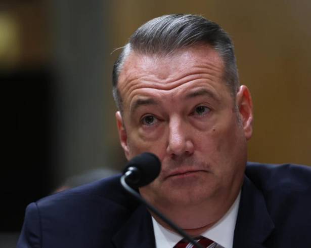 Todd Lyons, alto funcionario que desempeña las funciones de director del Servicio de Inmigración y Control de Aduanas de Estados Unidos, durante una audiencia del Comité de Seguridad Nacional del Senado.