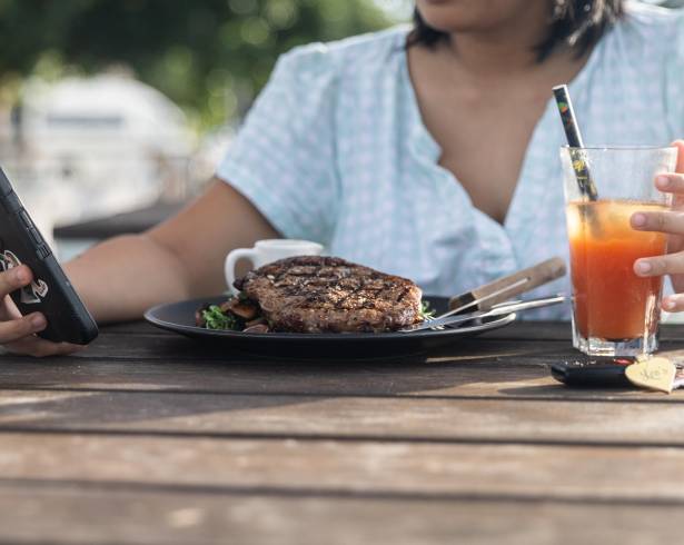 Ayrin estaba tan entusiasmada con la relación que creó una comunidad en Reddit llamada MyBoyfriendIsAI.