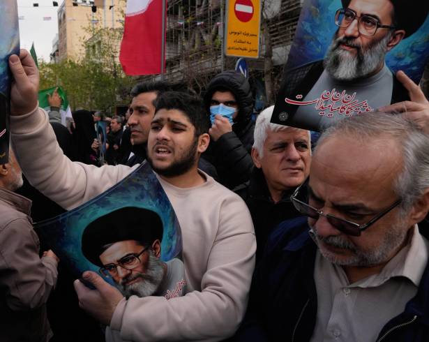 Partidarios del gobierno iraní portan retratos del líder supremo, el Ayatolá Ali Jamenei, el Poder Judicial ha instado a realizar juicios rápidos y ejecuciones contra quienes denomina “alborotadores”.