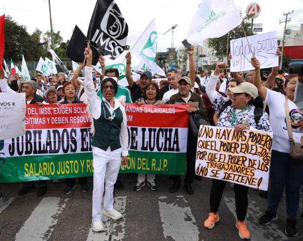 CIUDAD DE MÉXICO, 21OCTUBRE2026.- Trabajadores y trabajadoras jubilados del Instituto Mexicano del Seguro Social (IMSS) marcharon para exigir justicia de Centro Médico Siglo XXI hacia el Zócalo capitalino. FOTO: GRACIELA LÓPEZ/CUARTOSCURO.COM