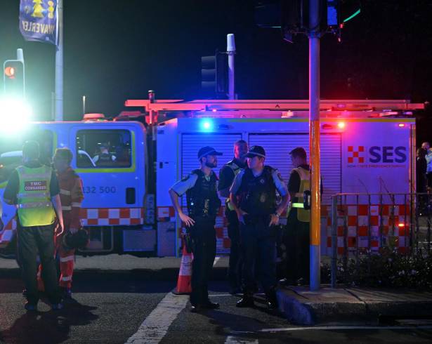 Agentes de policía y los servicios de emergencia trabajan en la zona de la playa de Bondi en Sídney, Australia, donde este domingo al menos 12 personas han muerto, incluido uno los presuntos agresores.