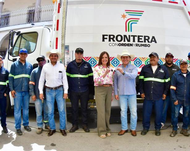 La alcaldesa Sara Pérez Cantú y el subsecretario Sergio Sisbeles encabezaron la entrega de las nuevas unidades junto con personal de Servicios Primarios.