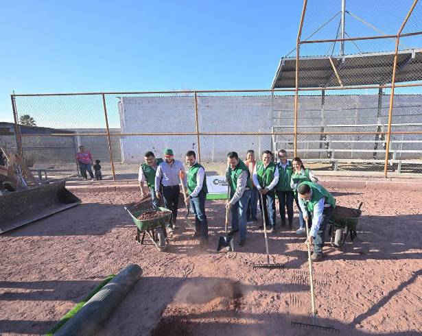 El alcalde Carlos Villarreal dio el banderazo a la rehabilitación del Campo Pericos en la colonia Las Flores.