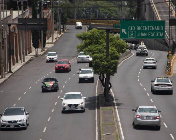 Tránsito vehicular en avenida