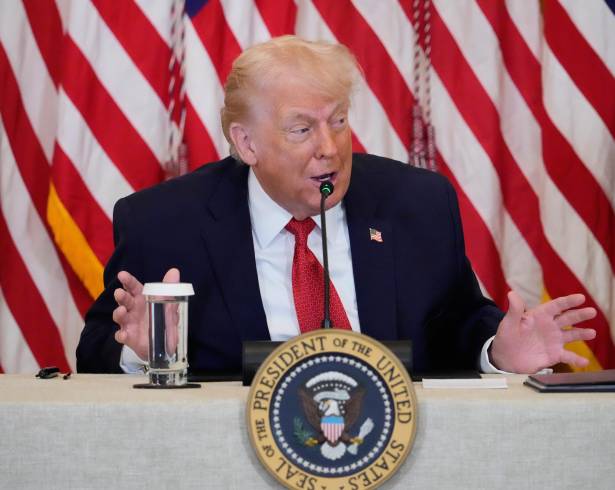 El presidente estadounidense Donald Trump habla durante un evento para promover la inversión en atención médica rural, en la Sala Este de la Casa Blanca en Washington.