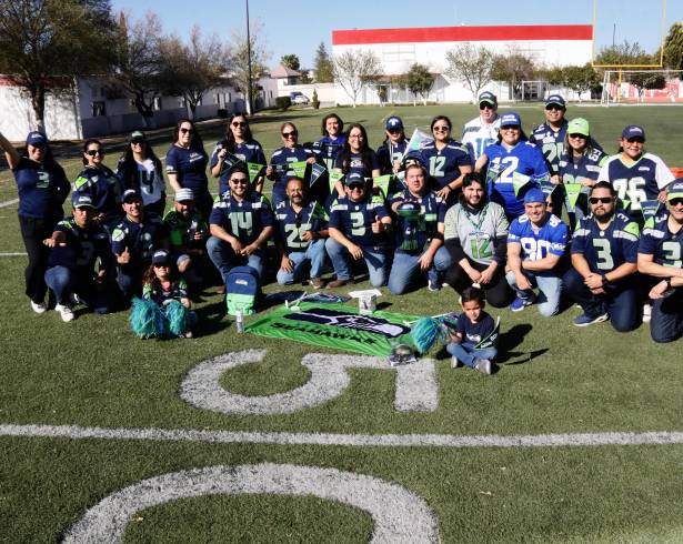 Aficionados de los Seahawks de Seattle en Saltillo se reunieron en el Campo de la UVM para celebrar el título del Super Bowl.