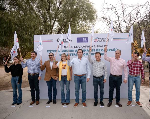 El alcalde de Saltillo, Javier Díaz González (c), dio el banderazo a la Campaña Anual de Esterilización, reafirmando el compromiso municipal con el bienestar de los animales de compañía.