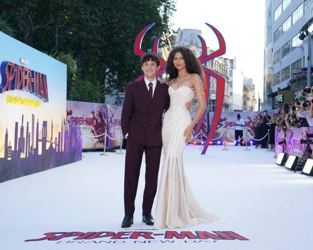 Tom Holland y Zendaya posan para los fotógrafos al llegar al estreno de Spider-Man: Brand New Day en Londres, el 29 de julio de 2026.