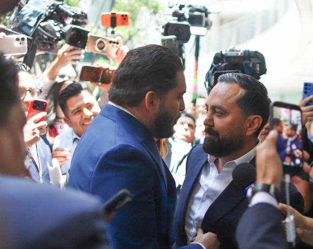 Los diputados Carlos Gutiérrez Mancilla (PRI) [I] y Arturo Ávila (Morena) [D], se enfrentaron verbalmente en el Patio del Federalismo.