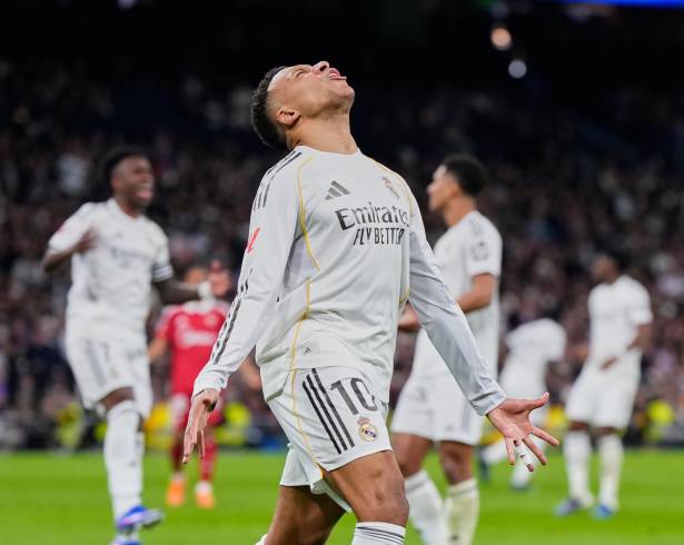 Kylian Mbappé anotó de penalti ante Sevilla, con el que igualó el récord de 59 goles en un año natural que ostentaba Cristiano Ronaldo.