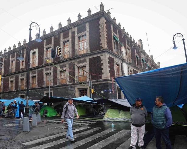 Maestros pertenecientes al CNTE mantienen el plantón a las afueras del edificio de la Secretaría de Educación Pública, ubicado en la esquina de las calles República de Brasil y República de Venezuela.
