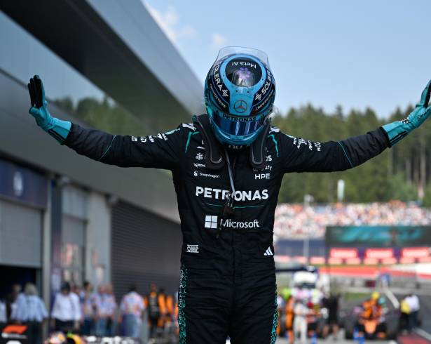 George Russell convirtió la pole position en victoria y volvió a subir a lo más alto del podio con Mercedes.