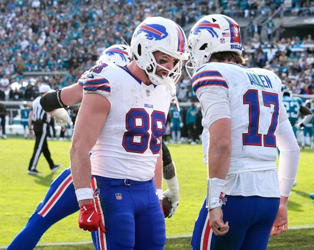 Josh Allen fue decisivo con el brazo y las piernas para guiar a Buffalo a la victoria en Jacksonville.