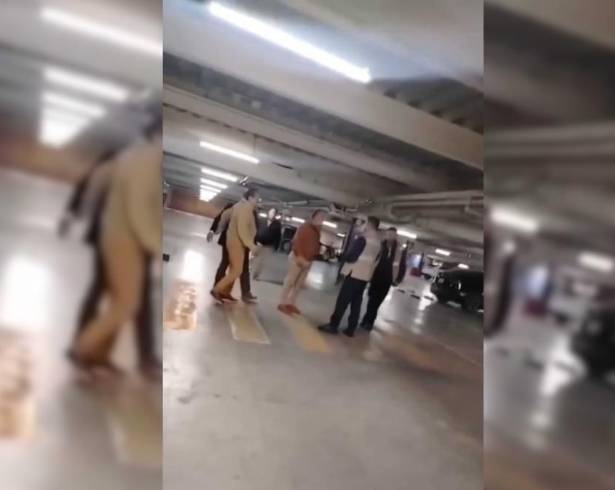 Ariel Juárez Rodríguez renunció a la Junta de Caminos del Edomex, luego de que fuera captado en estado de ebriedad en una plaza comercial de Metepec, durante una pelea al diputado federal del PT, Wblester Santiago Pineda.