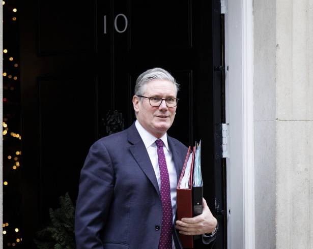 El primer ministro británico, Keir Starmer, sale de su residencia oficial en el número 10 de Downing Street en Londres, Gran Bretaña.