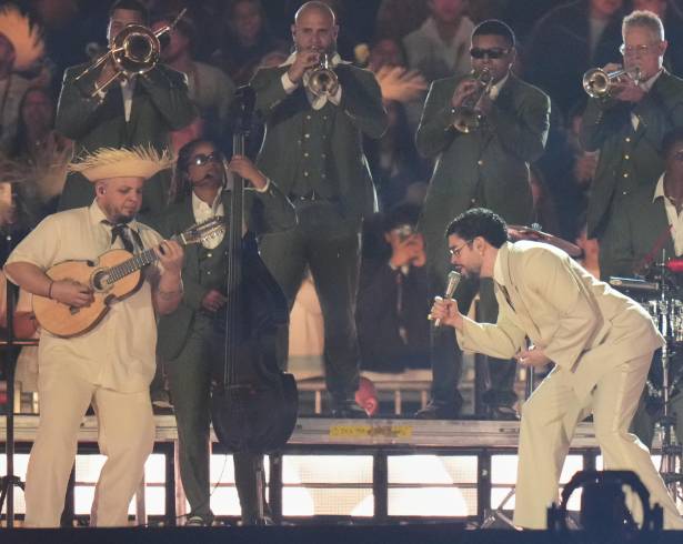 Fiesta. El puertorriqueño convirtió su show en una fiesta inolvidable al invitar a Julieta Venegas al escenario y recibir a Salma Hayek entre el público.