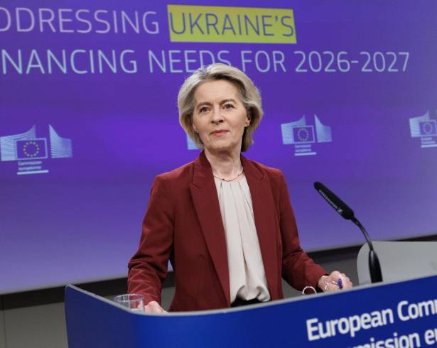 La presidenta de la Comisión Europea, Ursula von der Leyen, habla durante una conferencia de prensa sobre las necesidades de financiación de Ucrania para 2026-2027.