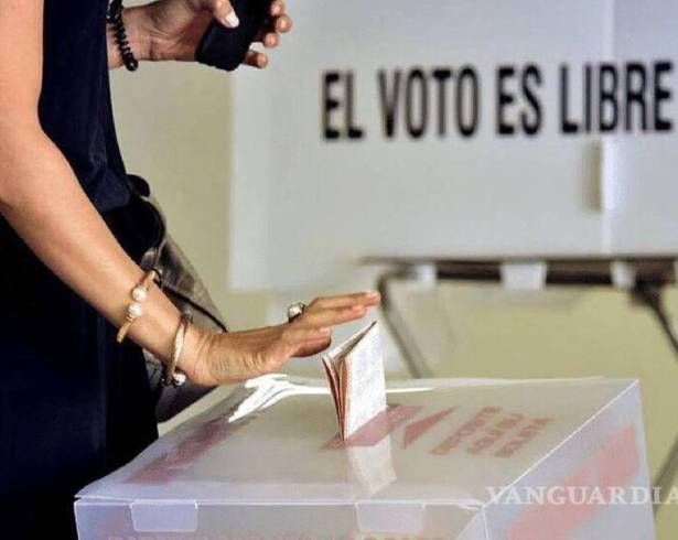 Trabajadores del Instituto Electoral de Coahuila inspeccionaron urnas y otros materiales electorales reciclados en preparación para las elecciones locales del 2024.