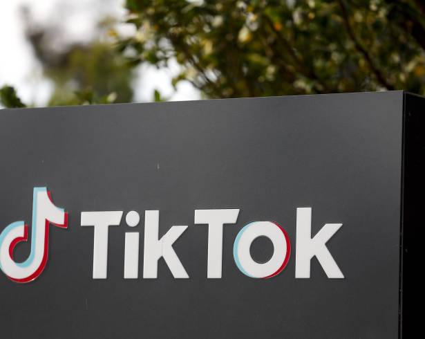 El acuerdo entre EU y China permite que la compañía Oracle supervise el motor de recomendaciones de Tiktok, garantizando que los datos de los usuarios estadounidenses permanezcan fuera del alcance de China.