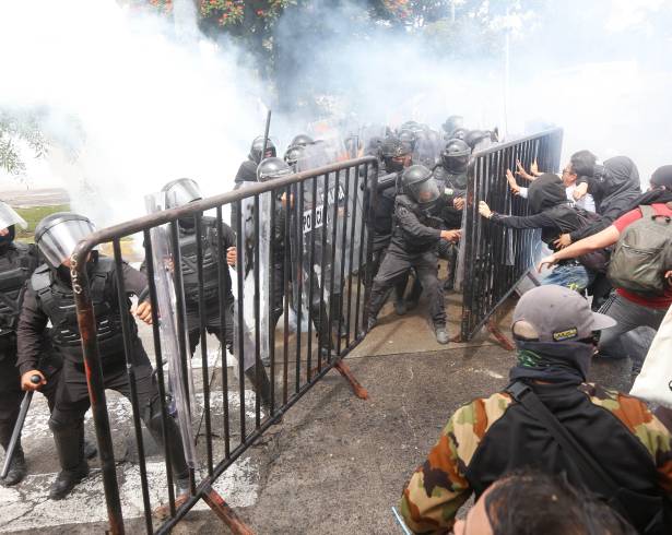 Jalisco investiga a 17 policías por presuntas irregularidades durante la protesta por agua limpia del 11 de octubre en Guadalajara.
