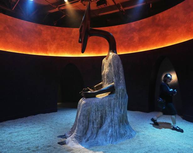 La obra La inventora del atole, de la artista británico-mexicana Leonora Carrington, se exhibe en la exposición Laberinto Mágico en el Centro de Artes Inmersivas (CAI) de la Ciudad de México el lunes 20 de abril de 2026.