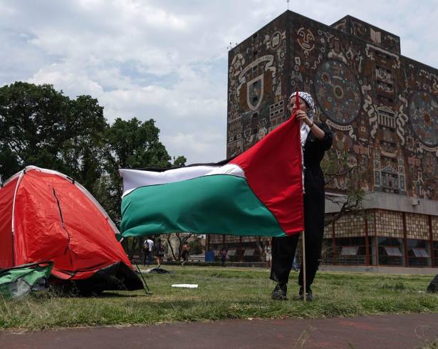 Estudiantes de la Asamblea interuniversitaria instalaron un campamento en solidaridad con Palestina, en las inmediaciones de la Rectoría de Ciudad Universitaria.