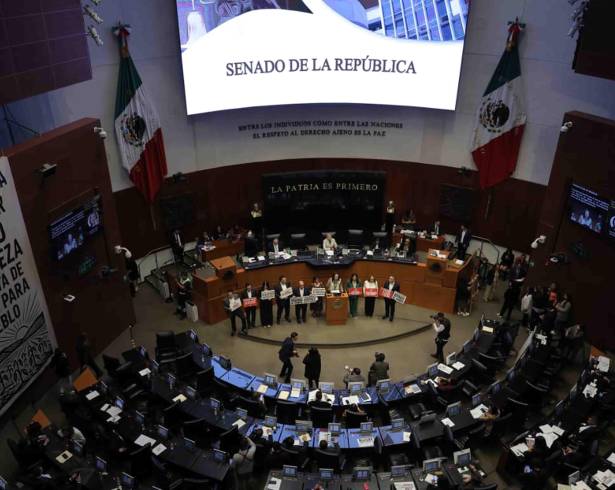 Aspectos de la sesión en el Senado de la República en la que se discute la Ley de Aguas Nacionales.
