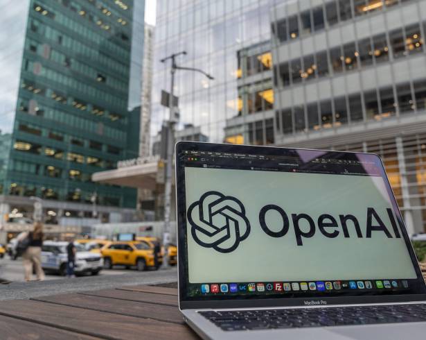 Fotografía de una laptop con el logo de OpenAI en Nueva York. Tres décadas después de que el PC e Internet cambiasen las reglas del juego, la IA ha actualizado el tablero del sistema económico y digital.