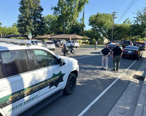 Personal policial bloquea la Avenida East First entre la Avenida Sherman y la Avenida Sheridan tras un tiroteo en la Biblioteca de Chico, el lunes 22 de junio de 2026 en Chico, California.