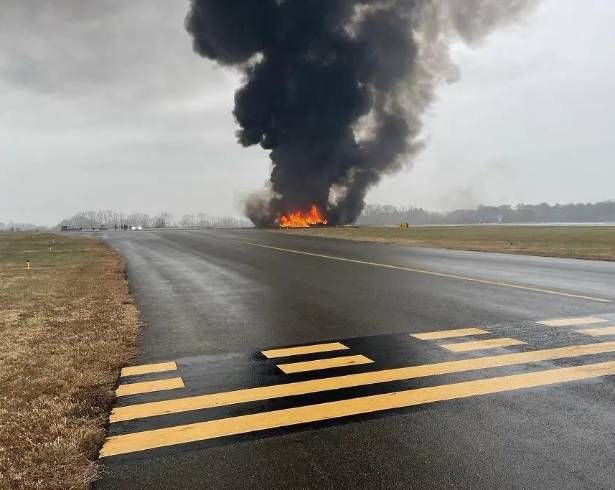 Hasta el momento, las autoridades no han precisado cuántas personas viajaban a bordo; el avión pertenece a Greg Biffle, expiloto de NASCAR, según medios. FOTO: