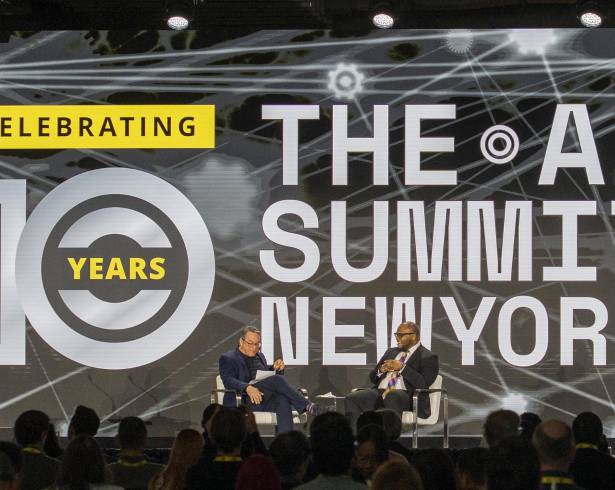 El director de Tecnología de la Oficina de Tecnología e Innovación de la ciudad de Nueva York, Matthew Fraser (d), en un panel del congreso The AI Summit junto al editor Axel Threlfall en Nueva York.