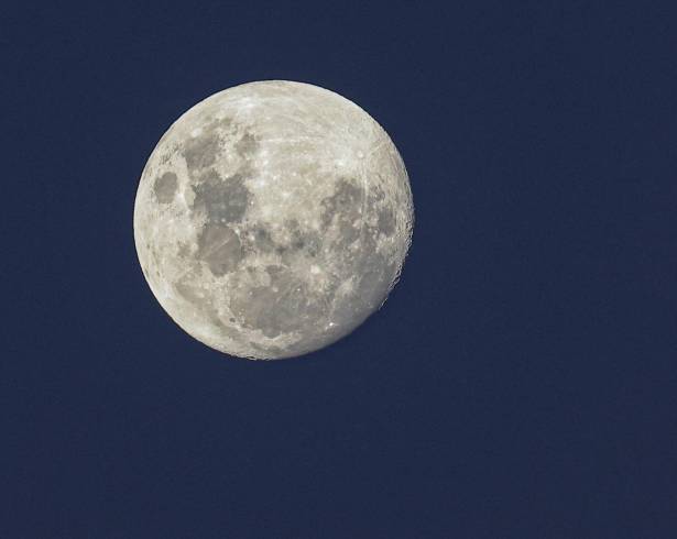 La luna plantea algunos desafíos; no tiene oxígeno en la atmósfera y las temperaturas alcanzan los 120 centígrados de día y los -120 grados centígrados de noche.