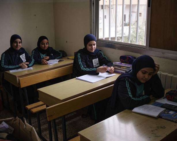 A un kilómetro de la zona que Israel mantiene ocupada en el Líbano, 30 niñas y mujeres jóvenes huérfanas regresaron al centro que consideran su casa, un lugar bombardeado del que ya no se atreven a salir.