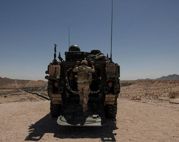 Un soldado estadounidense se despliega en un vehículo de combate como parte de la operación Ardent Vanguard, una misión de alto costo que ha abierto el debate sobre la preparación militar global de EU.