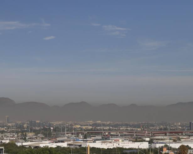 Los sensores de calidad del aire en la ciudad registran partículas contaminantes y gases, generando información clave para la planeación urbana y la salud pública.