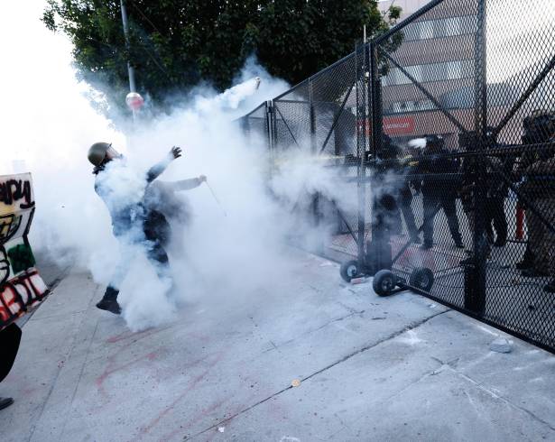 La policía lanza gas lacrimógeno contra manifestantes frente al Centro de Detención Metropolitano en el centro de Los Ángeles durante una protesta bajo el lema “No Kings” (“Sin Reyes”).