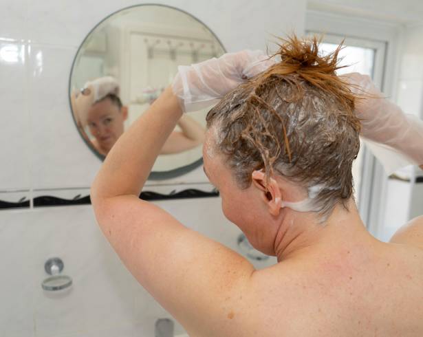 La henna no solo cubre las canas, sino que también mejora la textura, refuerza la fibra capilar y aporta un brillo profundo.