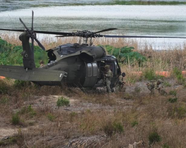 Tropas desembarcan de un helicóptero del Ejército estadounidense en una isla junto al río Bravo, en Texas, el jueves 8 de octubre de 2026.