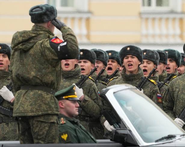 Soldados participan en un ensayo para el desfile militar del Día de la Victoria en la Plaza Dvortsovaya (Palacio) en San Petersburgo, Rusia.