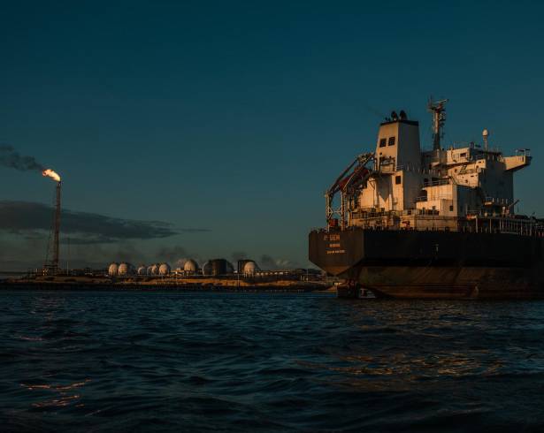 Un buque petrolero atracado en la refinería de Cardón, Venezuela, en 2021.