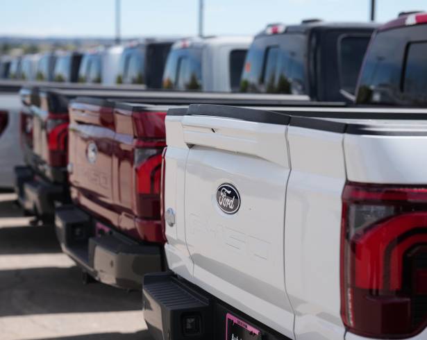 Camiones Ford F-150 en Centennial, Colorado. Kovar cuenta con una configuración de Ford que permite a los conductores de ciertos modelos de F-150 enchufar su vehículo directamente a su medidor eléctrico.