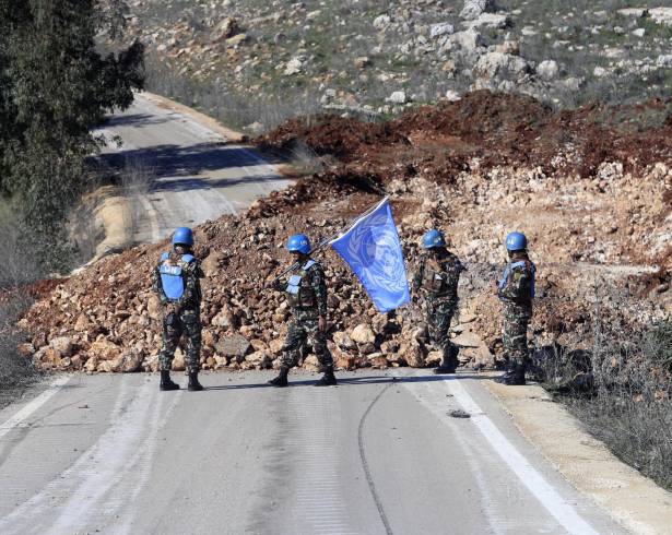 Tropas de paz de Naciones Unidas portan su bandera en Blida, un pueblo libanés en la frontera con Israel en el sur de Líbano, el sábado 25 de enero de 2025. FOTO: