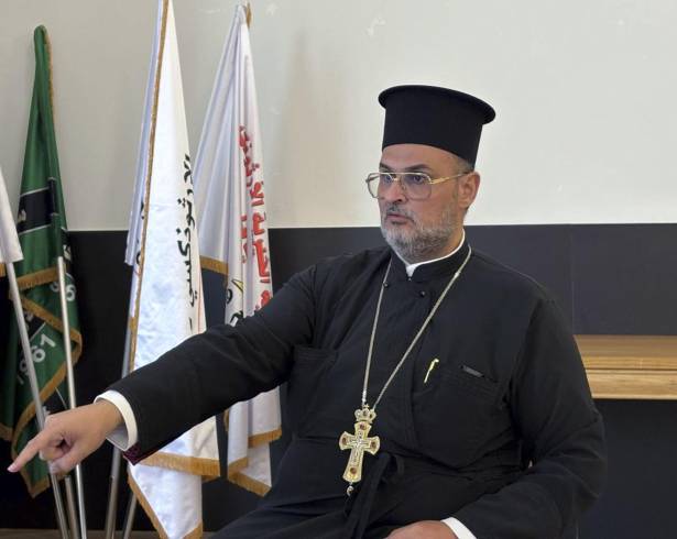 El padre Constantín Náser, párroco de la comunidad greco-ortodoxa de Yafa, denuncia haber sido detenido y agredido por la Policía israelí después de intervenir en defensa de un joven árabe.
